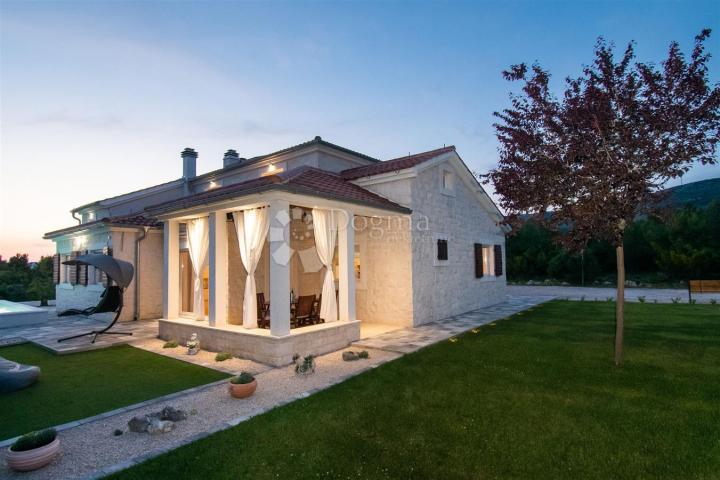 DUBRAVA NEAR ŠIBENIK - BEAUTIFUL VILLA WITH POOL, 282 m2