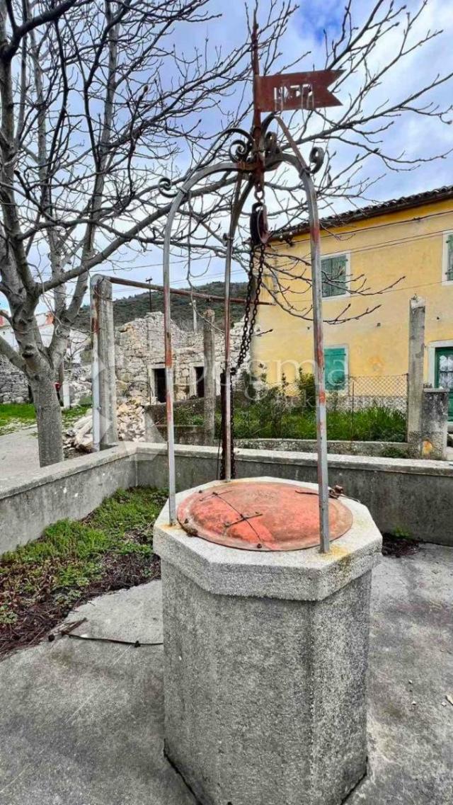 LIJEPA DVOJNA KUĆA ZA RENOVACIJU S POGLEDOM NA MORE, OKOLICA LABINA