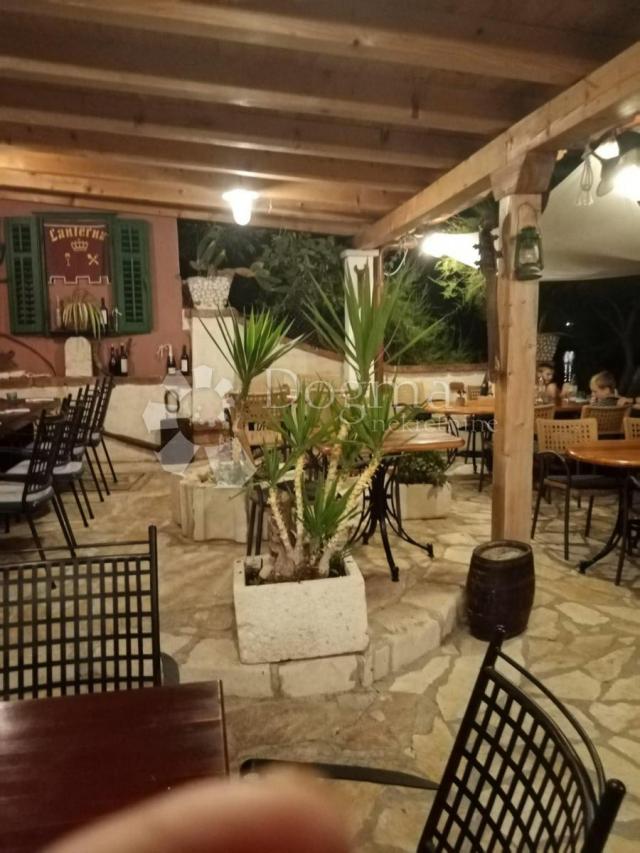 ATRAKTIVAN RESTORAN I 4 APARTMANA, PRVI RED DO MORA