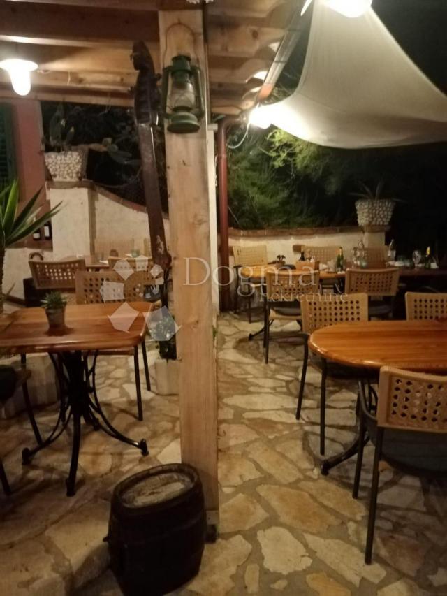 ATRAKTIVAN RESTORAN I 4 APARTMANA, PRVI RED DO MORA