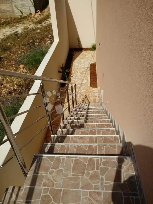 Prodaja kuće u Kruševu-80m od mora, 6 apartmana 