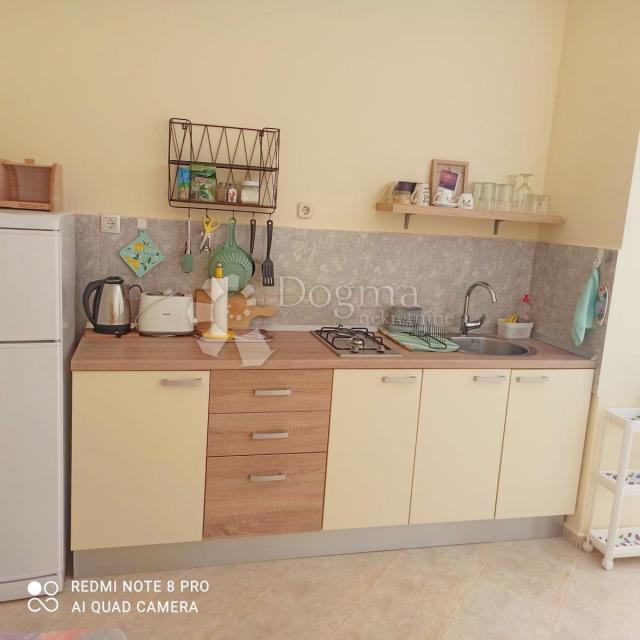 Prodaja kuće u Kruševu-80m od mora, 6 apartmana 