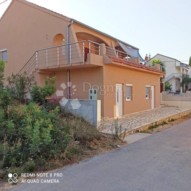 Prodaja kuće u Kruševu-80m od mora, 6 apartmana 