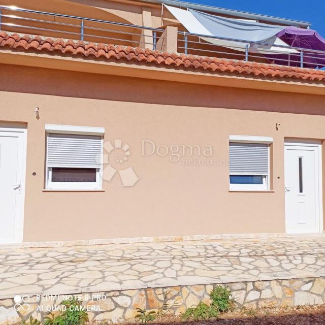 Prodaja kuće u Kruševu-80m od mora, 6 apartmana 