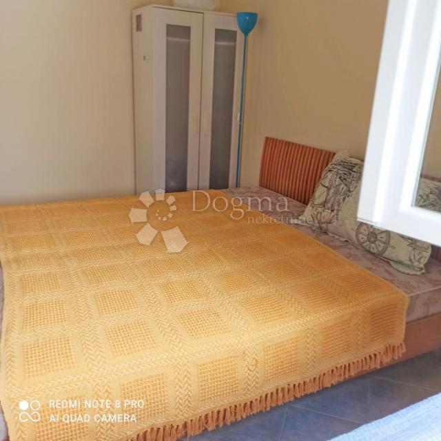 Prodaja kuće u Kruševu-80m od mora, 6 apartmana 