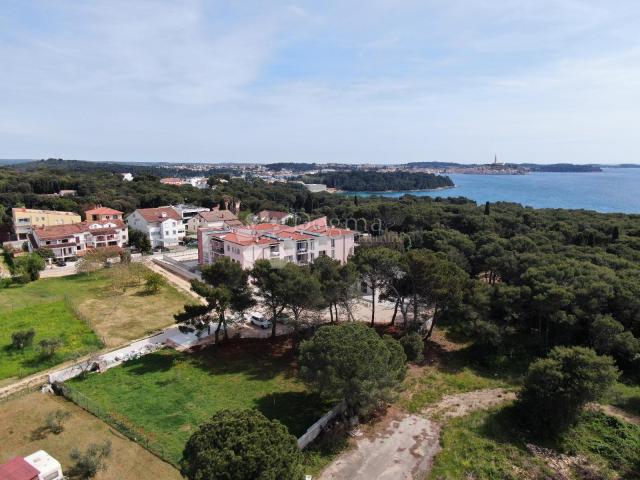  ISTRA , ROVINJ -MODERNA VILA SA PROSTRANOM OKUĆNICOM !