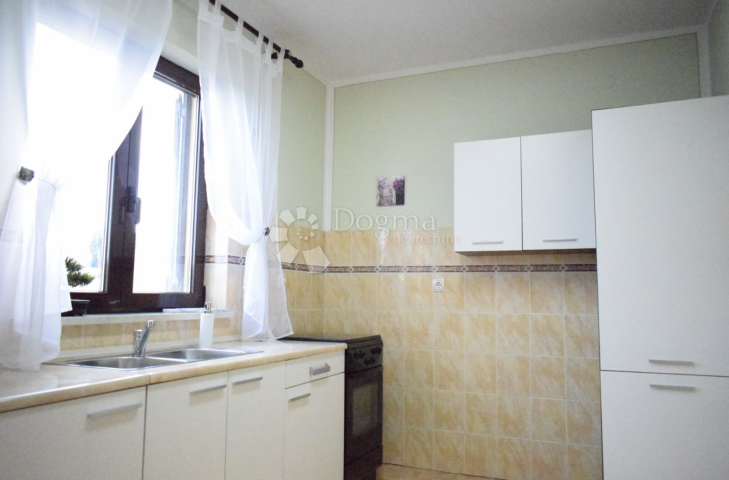 INVESTICIJSKA PRILIKA! APARTMANSKA KUĆA U NEPOSREDNOJ BLIZINI MORA