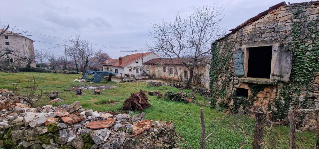 ISTRA, MOTOVUN, OKOLICA - Dvije kuće za adaptaciju s dvorištem