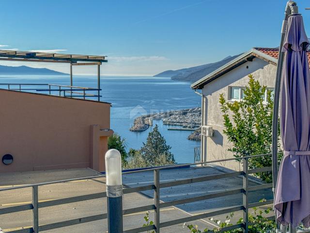 OPATIJA, CLOSE TO THE SEA - a larger apartment in a newer building with a pool and garden, panoramic