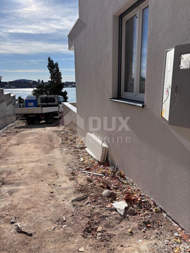 ŠIBENIK, BRODARICA - Wohnung mit Garten in einem neuen Gebäude, erste Reihe zum Meer