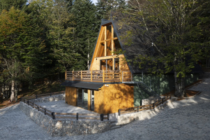 GORSKI KOTAR, RAVNA GORA – Moderne A-FRAME-Villa mit Swimmingpool