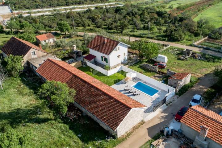 RAŠTANE, BIOGRAD - Rural idyll from dreams: House with swimming pool in Raštane!