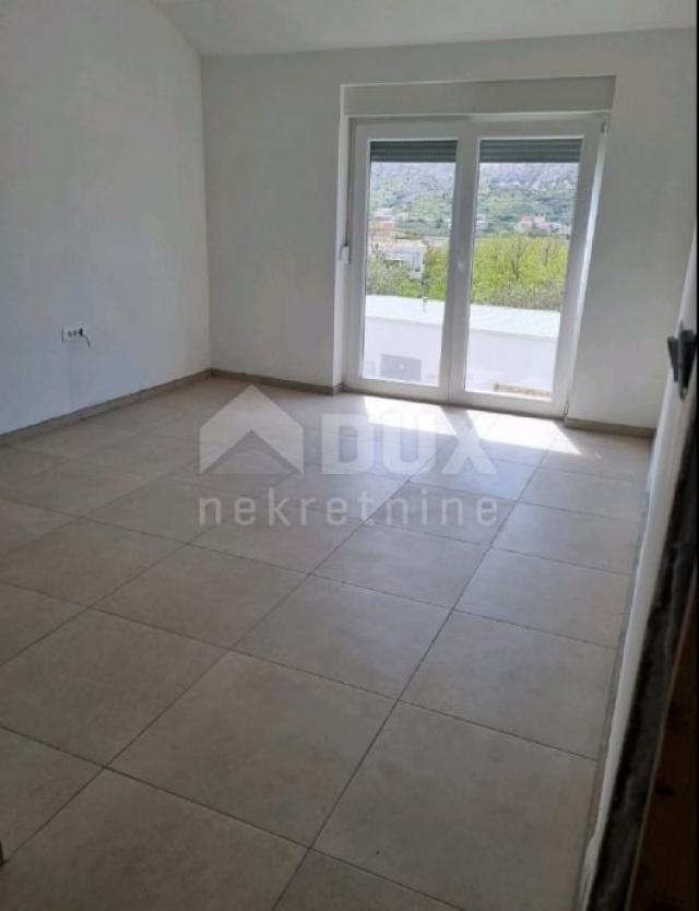 PAG, GRAD PAG - Kuća s 4 apartmana i prostranom okućnicom 