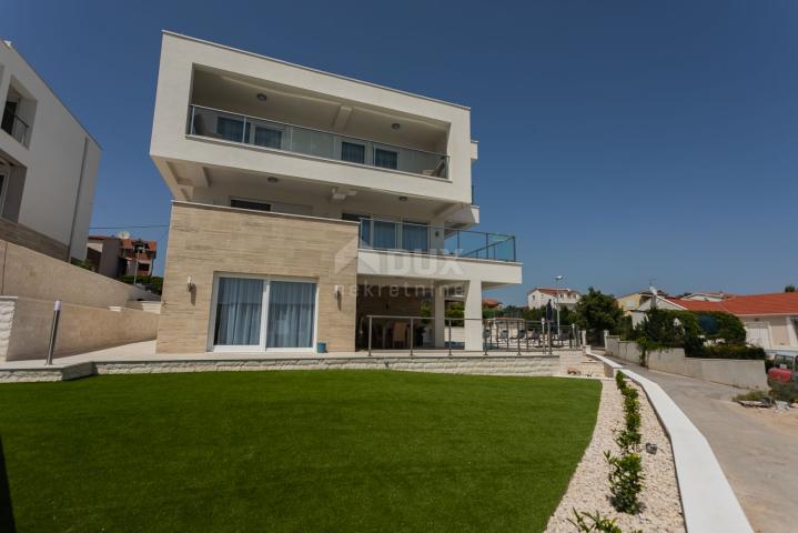 ŠIBENIK, RAŽANJ - Luxusvilla mit Pool 40 m vom Meer entfernt