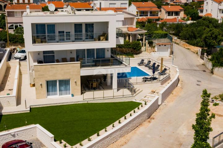 ŠIBENIK, RAŽANJ - Luxusvilla mit Pool 40 m vom Meer entfernt