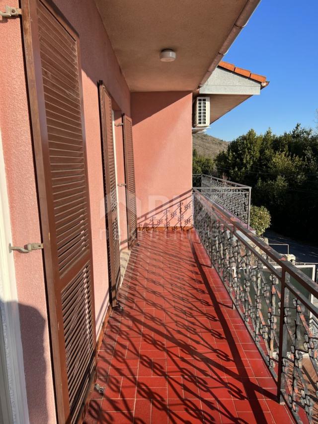 OPATIJA, CENTAR - DVIJE DVOJNE KUĆE S POGLEDOM NA MORE I 1. 119 m2 OKUĆNICE!!! PRILIKA!!!