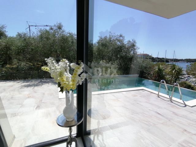 ISTRIA-PULA Luxury apartment 200 m2 first row to the sea!