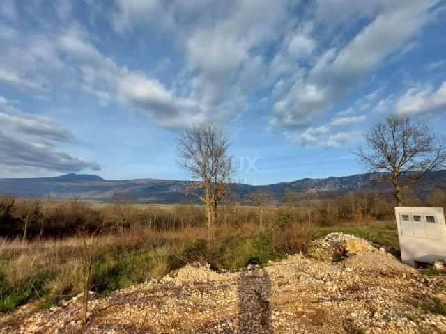 ISTRA, KRŠAN - Atraktivno građevinsko zemljište s pogledom na Učku