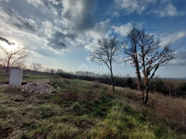 ISTRA, KRŠAN - Atraktivno građevinsko zemljište s pogledom na Učku