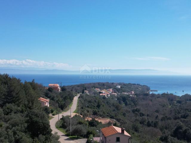 LABIN, SVETA MARINA- stara kuća s građevinskim zemljištem 935m2, pogledom na more i 2 idejna projekt