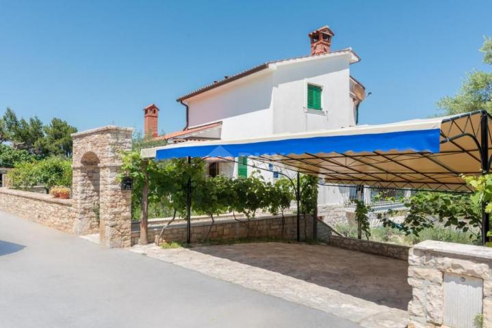 ISTRIEN, RABAC (Umgebung) - Geräumiges Haus mit Pool, erste Reihe zum Meer, Meerblick. Eine Rarität 