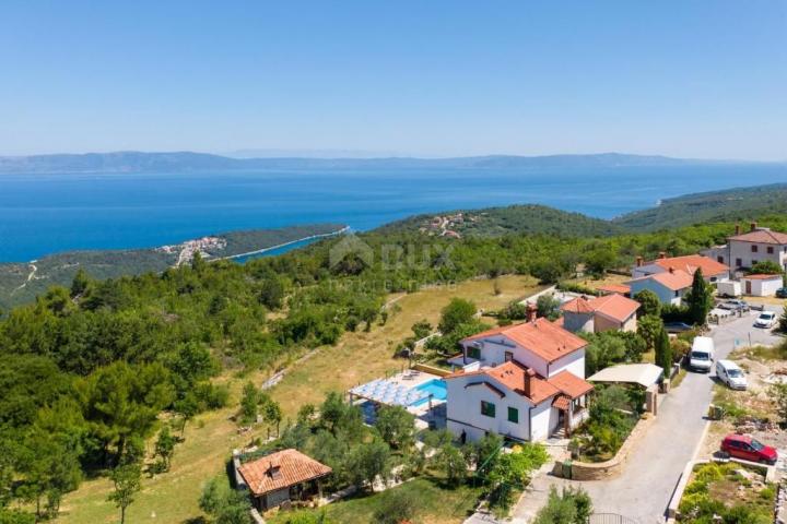 ISTRIEN, RABAC (Umgebung) - Geräumiges Haus mit Pool, erste Reihe zum Meer, Meerblick. Eine Rarität 