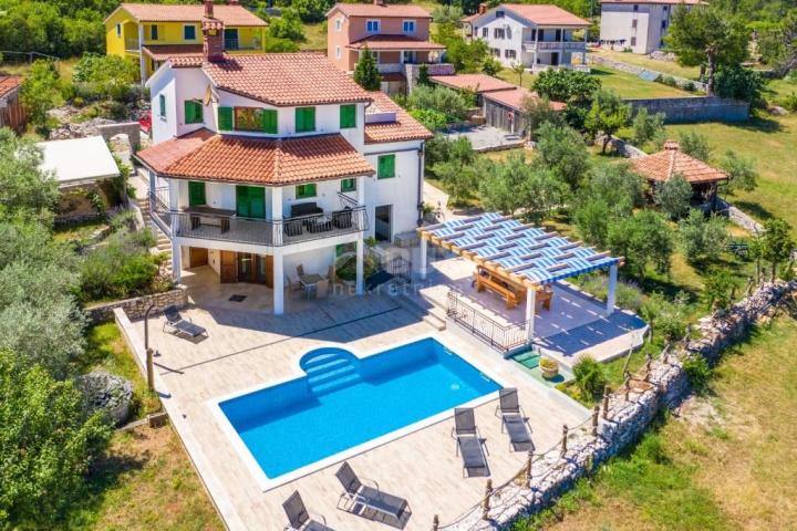 ISTRIEN, RABAC (Umgebung) - Geräumiges Haus mit Pool, erste Reihe zum Meer, Meerblick. Eine Rarität 