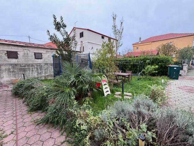 ZADAR, SMILJEVAC - Geräumiges renoviertes Haus mit Garage