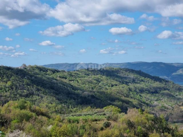 ISTRIEN, BUZET - Anwesen mit 4 Wohngebäuden und einem Geschäfts-Wohngebäude, freier Blick auf die Na