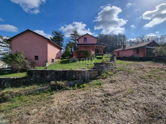 ISTRIEN, BUZET - Anwesen mit 4 Wohngebäuden und einem Geschäfts-Wohngebäude, freier Blick auf die Na