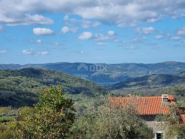 ISTRIEN, BUZET - Anwesen mit 4 Wohngebäuden und einem Geschäfts-Wohngebäude, freier Blick auf die Na