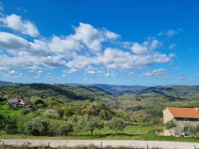 ISTRIEN, BUZET - Anwesen mit 4 Wohngebäuden und einem Geschäfts-Wohngebäude, freier Blick auf die Na