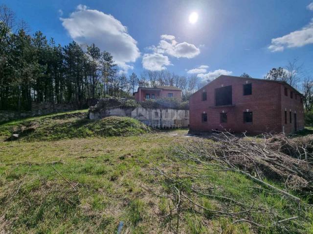 ISTRIEN, BUZET - Anwesen mit 4 Wohngebäuden und einem Geschäfts-Wohngebäude, freier Blick auf die Na