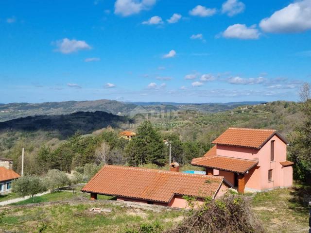 ISTRIEN, BUZET - Anwesen mit 4 Wohngebäuden und einem Geschäfts-Wohngebäude, freier Blick auf die Na