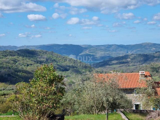 ISTRIEN, BUZET - Anwesen mit 4 Wohngebäuden und einem Geschäfts-Wohngebäude, freier Blick auf die Na