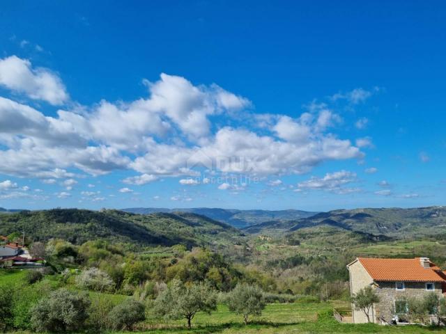 ISTRIEN, BUZET - Anwesen mit 4 Wohngebäuden und einem Geschäfts-Wohngebäude, freier Blick auf die Na