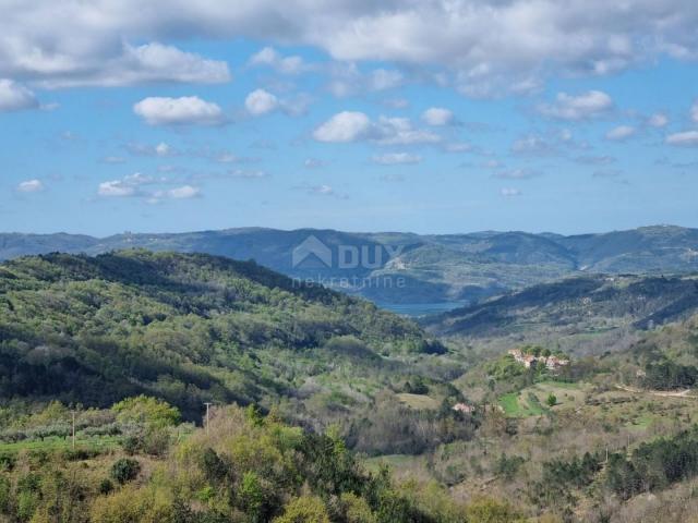 ISTRIEN, BUZET - Anwesen mit 4 Wohngebäuden und einem Geschäfts-Wohngebäude, freier Blick auf die Na