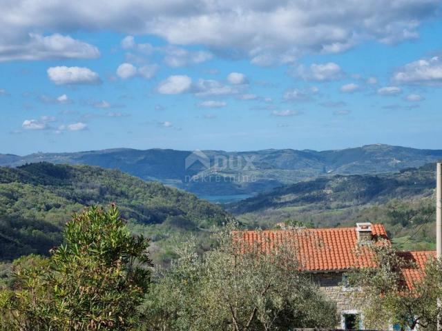 ISTRIEN, BUZET - Anwesen mit 4 Wohngebäuden und einem Geschäfts-Wohngebäude, freier Blick auf die Na