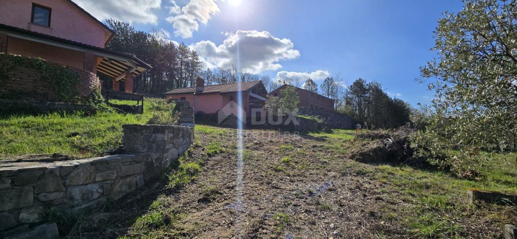 ISTRIEN, BUZET - Anwesen mit 4 Wohngebäuden und einem Geschäfts-Wohngebäude, freier Blick auf die Na