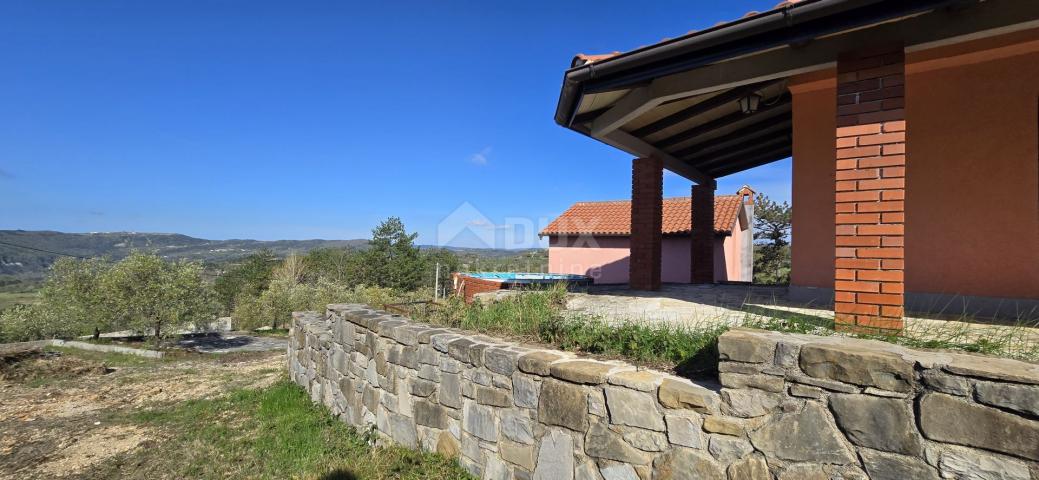 ISTRIEN, BUZET - Anwesen mit 4 Wohngebäuden und einem Geschäfts-Wohngebäude, freier Blick auf die Na