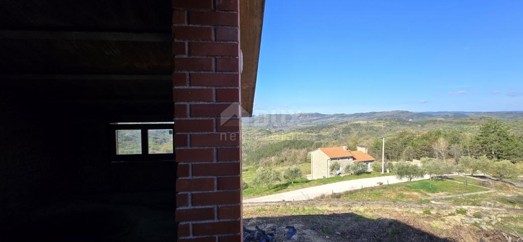 ISTRIEN, BUZET - Anwesen mit 4 Wohngebäuden und einem Geschäfts-Wohngebäude, freier Blick auf die Na