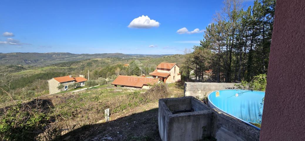 ISTRIEN, BUZET - Anwesen mit 4 Wohngebäuden und einem Geschäfts-Wohngebäude, freier Blick auf die Na