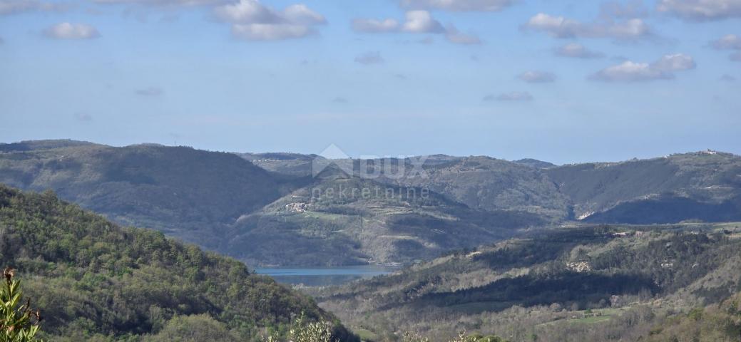 ISTRIEN, BUZET - Anwesen mit 4 Wohngebäuden und einem Geschäfts-Wohngebäude, freier Blick auf die Na