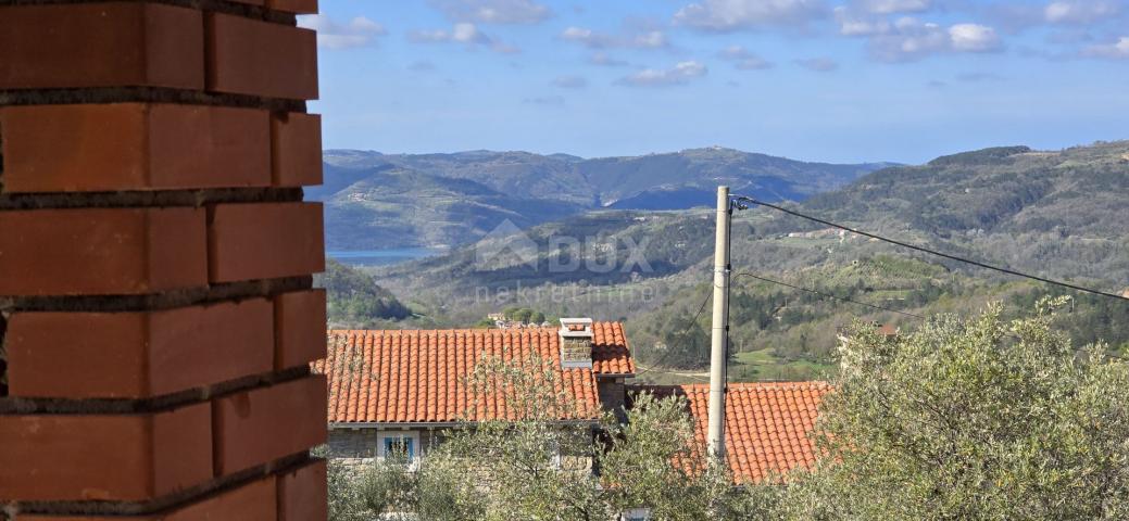 ISTRIEN, BUZET - Anwesen mit 4 Wohngebäuden und einem Geschäfts-Wohngebäude, freier Blick auf die Na