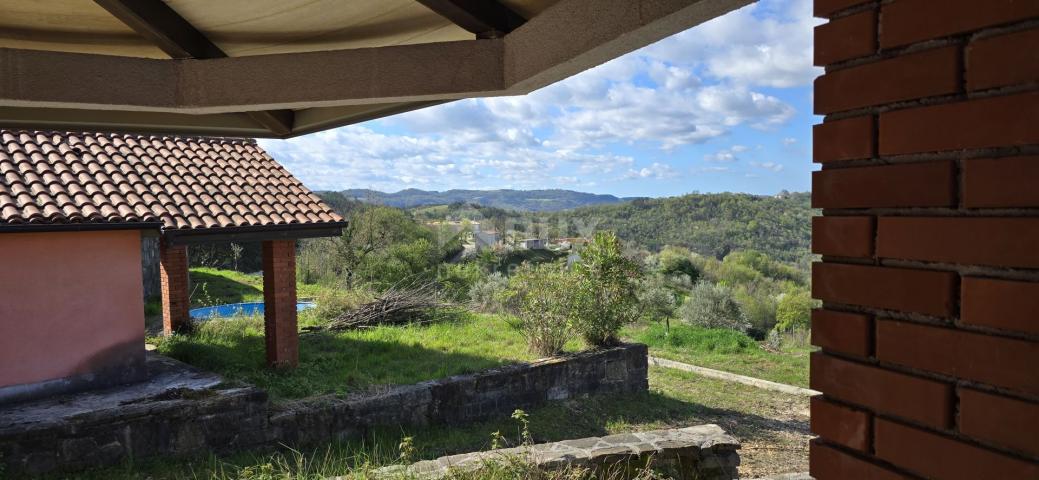 ISTRIEN, BUZET - Anwesen mit 4 Wohngebäuden und einem Geschäfts-Wohngebäude, freier Blick auf die Na