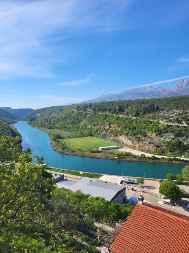 OBROVAC – Ein geräumiges Haus mit Blick auf den Fluss Zrmanja: eine ideale Investitionsmöglichkeit