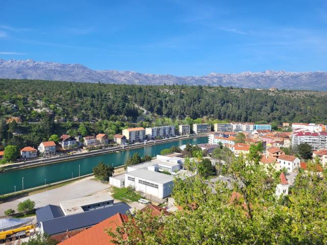 OBROVAC – Ein geräumiges Haus mit Blick auf den Fluss Zrmanja: eine ideale Investitionsmöglichkeit