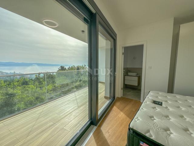 OPATIJA, IKA - prekrasan stan u novogradnji 105m2 + 57m2 krovna terasa 77m2, panoramski pogled na mo