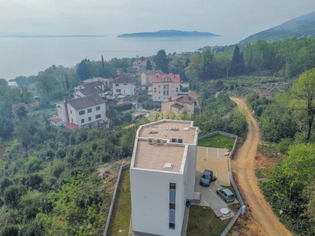 OPATIJA, IKA - prekrasan stan u novogradnji 105m2 + 57m2 krovna terasa 77m2, panoramski pogled na mo