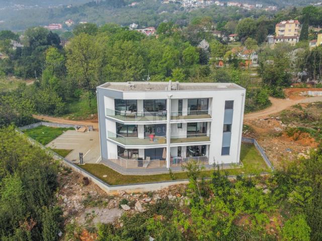 OPATIJA, IKA - prekrasan stan u novogradnji 105m2 + 57m2 krovna terasa 77m2, panoramski pogled na mo